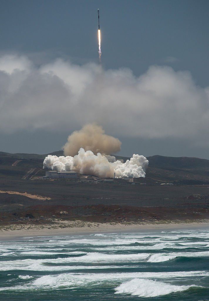 美国SpaceX用“二手”火箭将两颗卫星同时送往太空