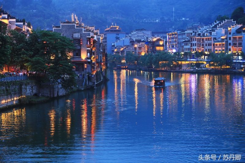 凤凰古城又出收费舆论，比起免门票的千年小镇，它迟早玩完自己