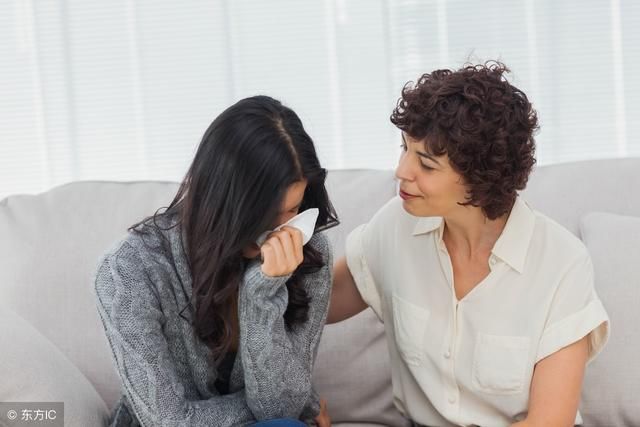 去城里看望女儿，女婿好吃招待，吃饭时看见女儿大腿她直接报警