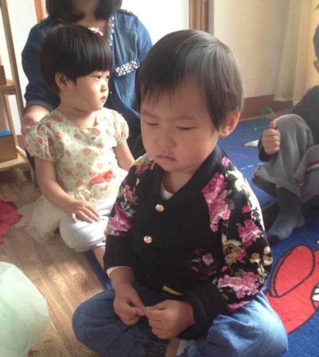 岳云鹏9岁女儿越长越漂亮，爱妻从手术中恢复，一家四口羡煞旁人