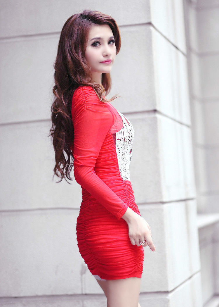 一个时尚美丽的红裙混血儿美女