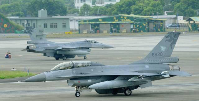 脚踢歼10C拳打歼20 台媒把F16V战斗机吹上天