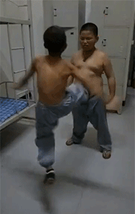搞笑gif图:洗头技术哪家强,我只服背着一口大水缸洗的 搞笑gif图:洗头技术哪家强,我只服背着一口大水缸洗的