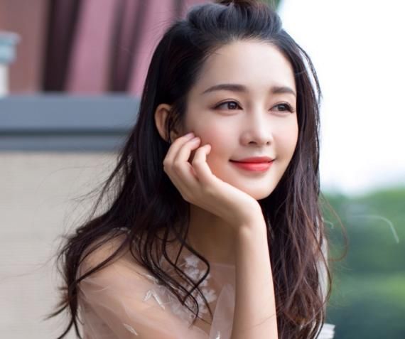 李沁未经ps照曝清纯气质全无,脸色差粉底厚现