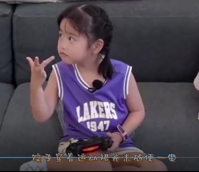 都说饺子可爱，有谁注意她穿短裙的坐姿？包文婧放弃事业值了