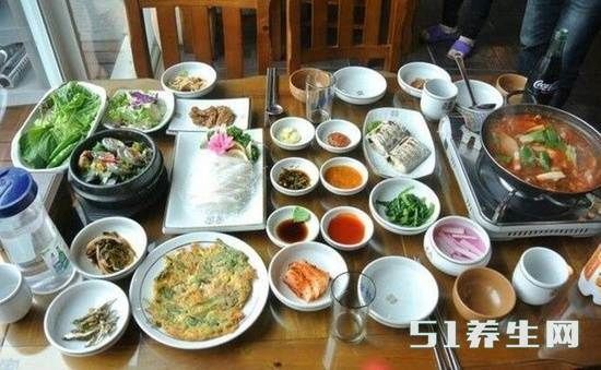 看了韩国人请客吃的菜才知道韩剧都是骗人的,连肉都是奢侈品