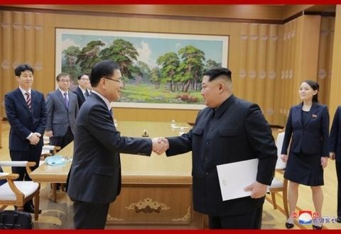 执政6年后 金正恩首次正式外交 执手欢笑热聊