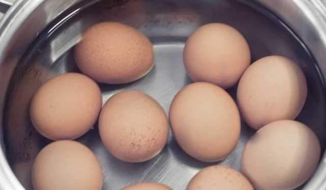 煮鸡蛋加点它,煮出的鸡蛋又嫩又滑还不粘壳,方
