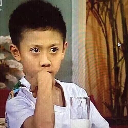 王嘉尔帮女生擦眼泪,直接一张纸巾往脸上盖,陈