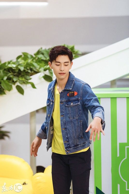 《我是大侦探》花絮照,韩雪条纹套装显气质,邓