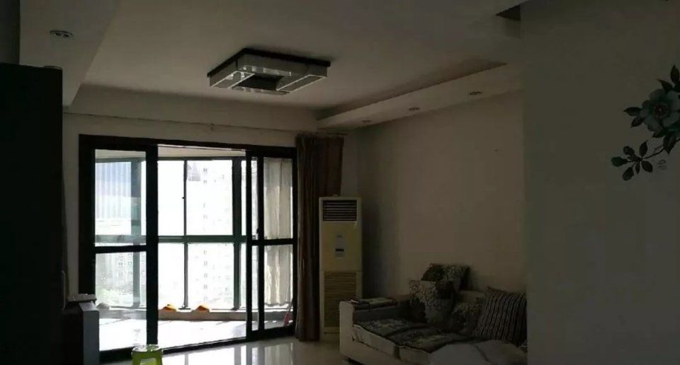 房东出国急卖房!扬州京华城旁140精装三房，只卖220万!