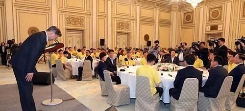 文在寅向世越号遗属及幸存者代表道歉,承诺查