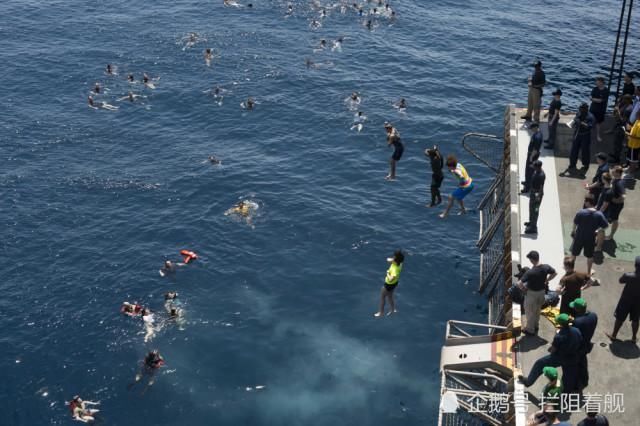 夏日40度高温美航母大兵受不了 集体弃船跳海去游泳