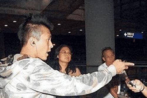 周杰伦早年被F4围攻，身旁无人帮忙，独陈冠希撩起板凳要上