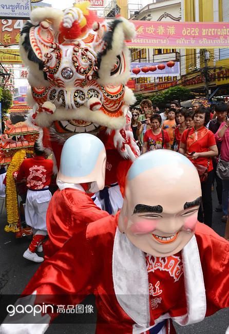 烟花、亮灯、舞龙舞狮，在国外过春节同样精彩