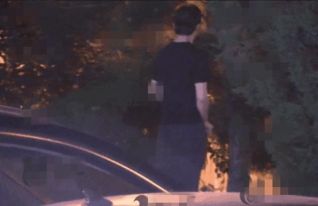 李云迪与美女约会温文尔雅,开豪车出来停路边随地小便 李云迪与美女约会温文尔雅,开豪车出来停路边随地小便