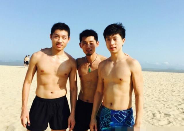 国乒助力世界杯,樊振东,许昕赤膊上阵踢足球