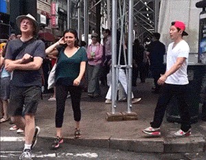 妹子,穿紧身牛仔裤,就别晒一字马了,质量不好可