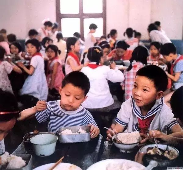 37年前日本摄影师偷拍的中国孩子,秒杀80%摄影大师!看哭了... 澳门凯旋门娱乐赌场
