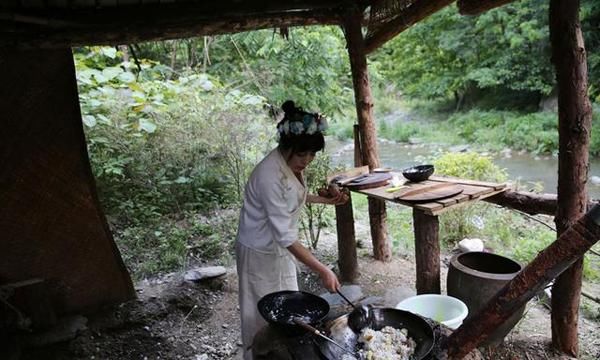 90后美女独住山上茅草屋，穿古装直播自己种菜做饭，一个月赚2万