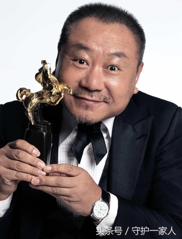 不演小品范伟拿了十几个影帝!真是讽刺赵本山那句:离开我就不行
