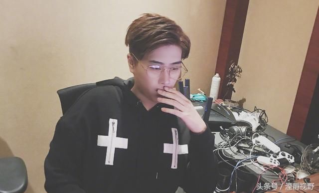 开复播,十条弹幕九条都是黑,斗鱼一哥被嫉妒成