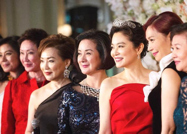 64岁林青霞近照,离婚后越来越精致,一身皮裤杨