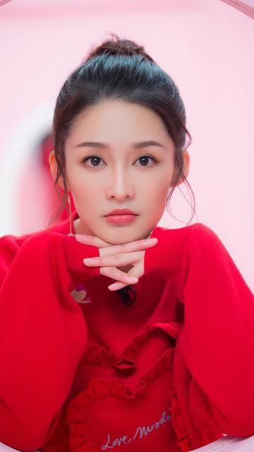 李沁晒出美照，仙气飘飘实在太美，配文保护当下