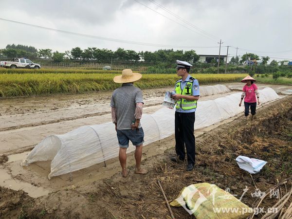 桂平市公安局:交通安全宣传到田间地头