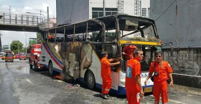 满载中国游客的大巴在泰国起大火，游客惊慌痛哭