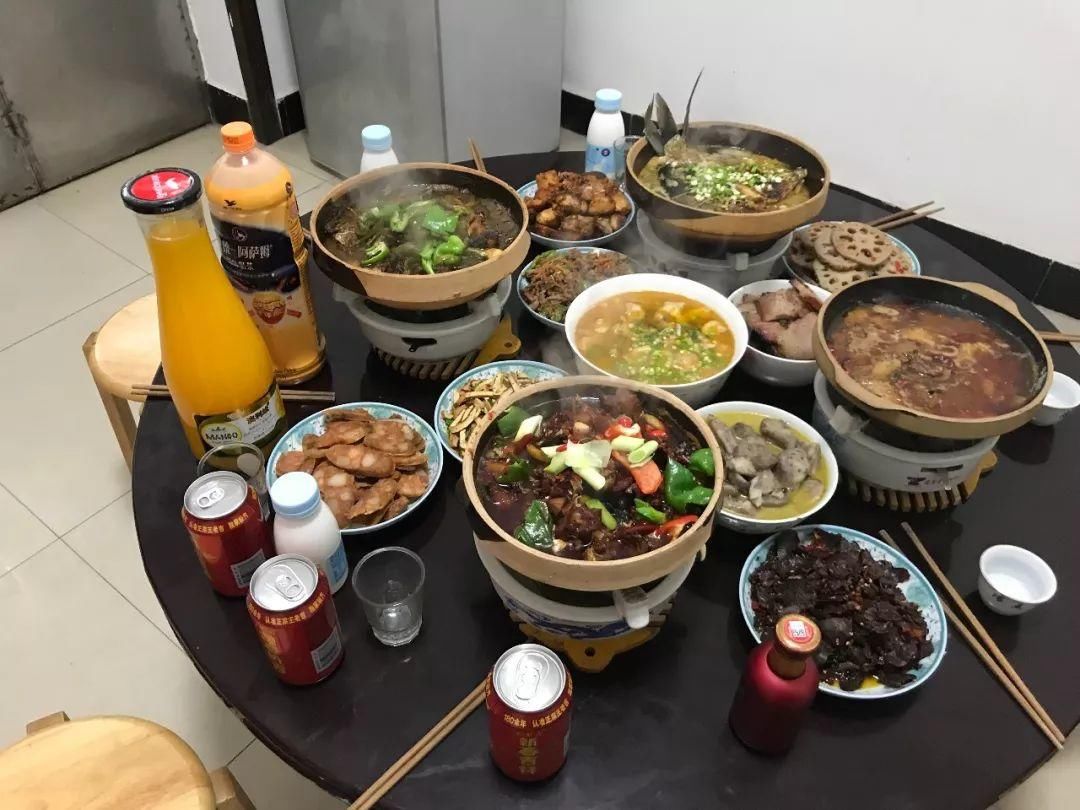 我们收集了各地盆友的年夜饭照片，这就是舌尖上的除夕！