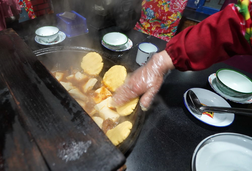 游长白山吃铁锅炖鸡鱼贴饼子，香的南方朋友说这大东北太实在了