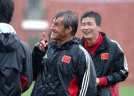 2002年中国队踢完世界杯后,米卢下课,球迷至今