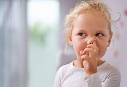 宝宝老是抠鼻子是怎么回事 老抠鼻子有什么危