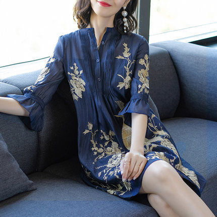 女人千万别牛仔裙配高跟鞋,今年流行这样的名