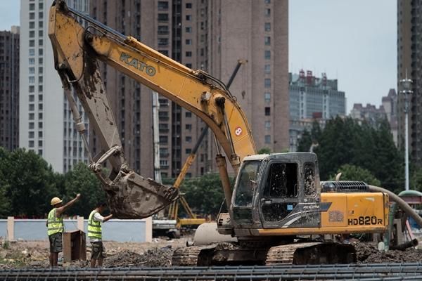 武汉连发高温橙色预警,建筑工地高温停工令执