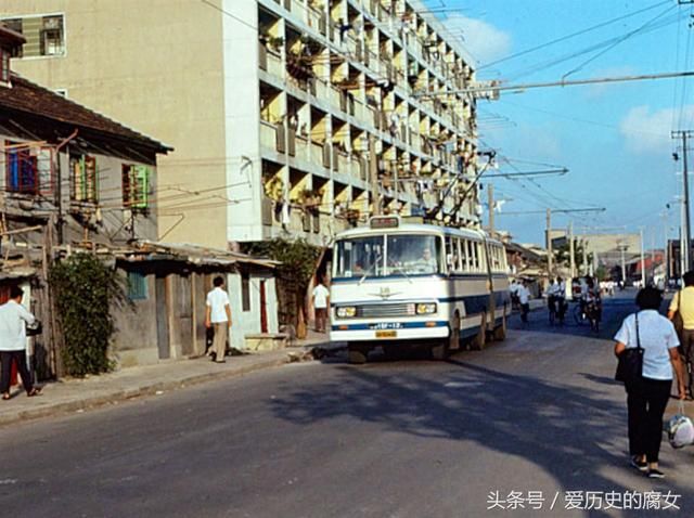 1983年，上海的六大名路，一座火车站，一条苏州河