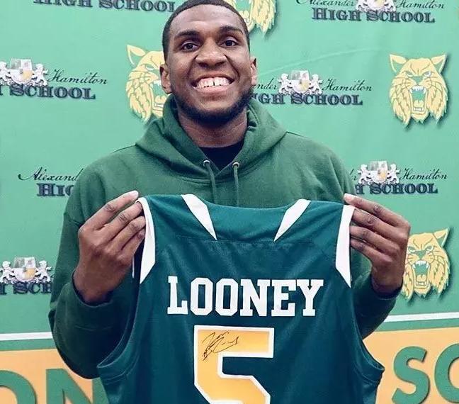 勇士冠军成员球衣退役, 克莱和考辛斯展现恶霸