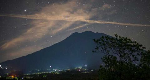 印尼阿贡火山随时可能爆发 民众祈求平安