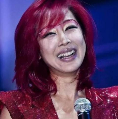 45岁孙悦近况:眉毛上纹了一条线,整容过度不敢