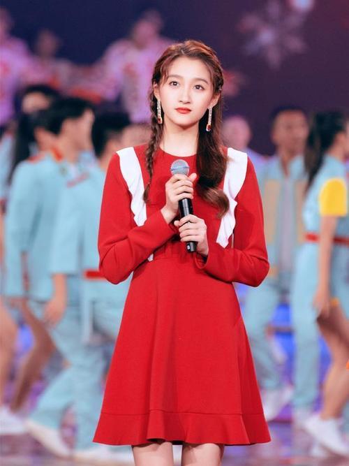 鞠婧祎关晓彤相差14cm,同穿红裙,终于知道腿长