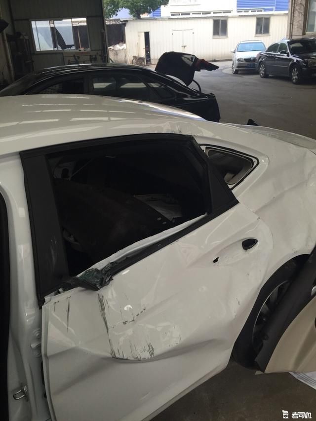 万般无奈:一千公里新车被墙砸了个底掉,还能说