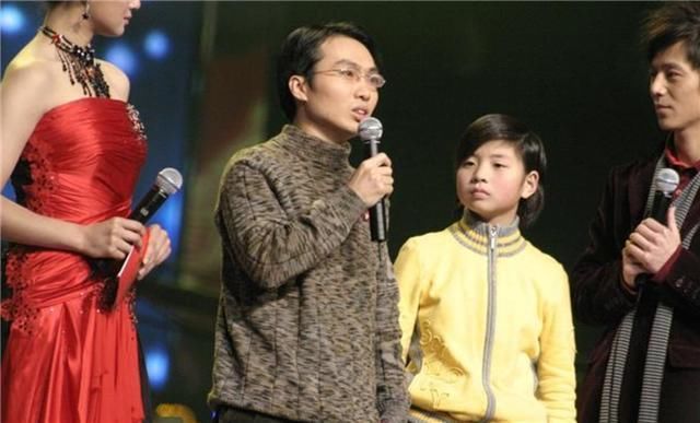 父亲疯癫母亲失踪、12岁撑起家的洪战辉，活成一代人的励志偶像