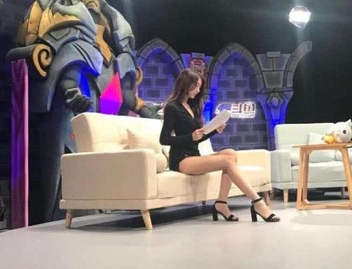 LOL:饺子君直播Cos女警,Joker送火箭.网友:你还是忘不了她._【快资讯】