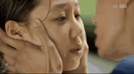 比如在《没关系,是爱情啊》里和腿哥赵寅成深情拥吻