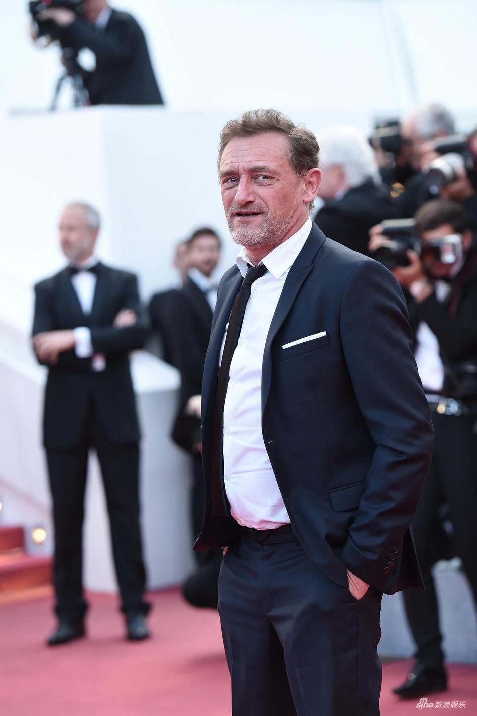 组图:戛纳红毯众女星争艳 娜扎深V性感奚梦瑶