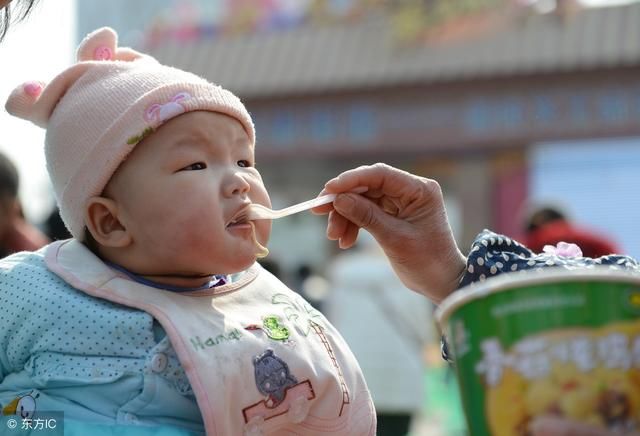 婆婆偏心到家两个儿媳妇共同生儿子，却只给小儿媳妇吃好的