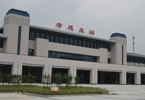 中国一座普通城市,火车站居然跟市区相隔100公