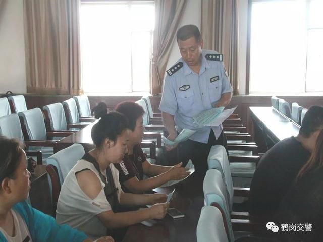 鹤岗市公安局交警支队深入南山区政府开展交通