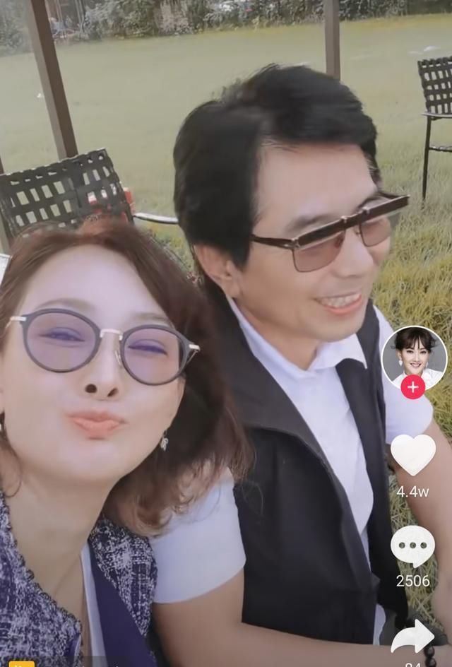 47岁牛莉大方晒大7岁圈外老公，长相儒雅帅气尽显，两人好甜蜜